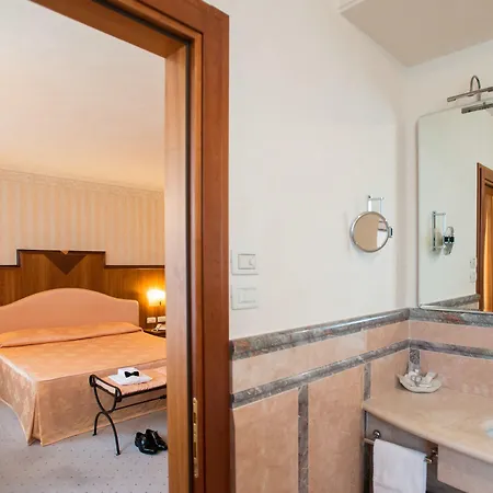 Phi Astoria 4*