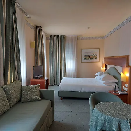 Phi Astoria 酒店 4*