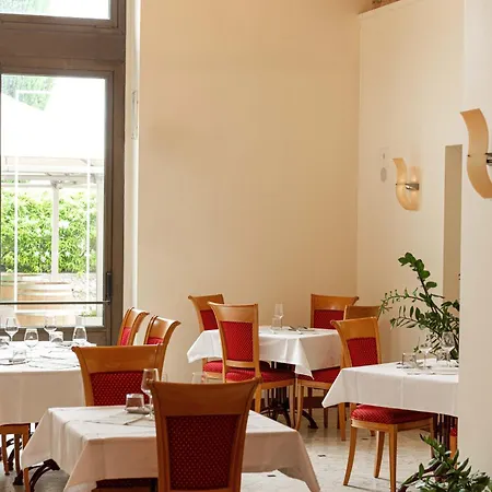 Phi Astoria 4*