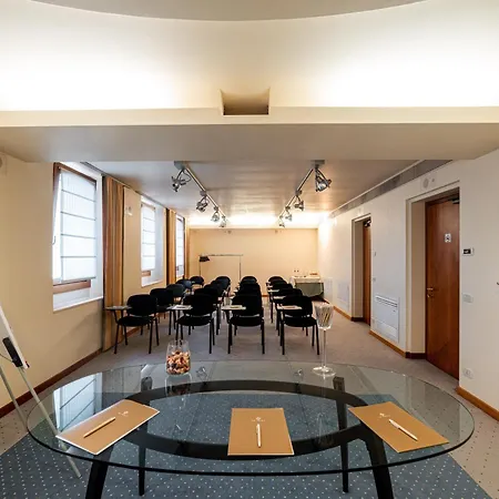 Phi Astoria 酒店 苏塞加纳