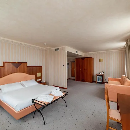 Phi Astoria 酒店 4*