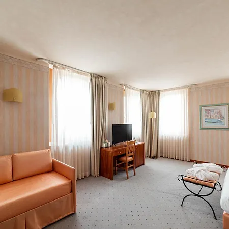 酒店 Phi Astoria 4*