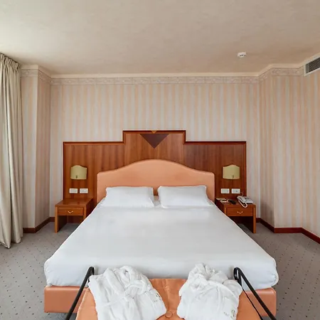 Phi Astoria 酒店 苏塞加纳