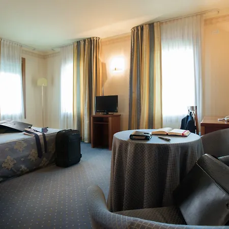 Phi Astoria 酒店 4*