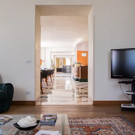 酒店 Phi Astoria 4*