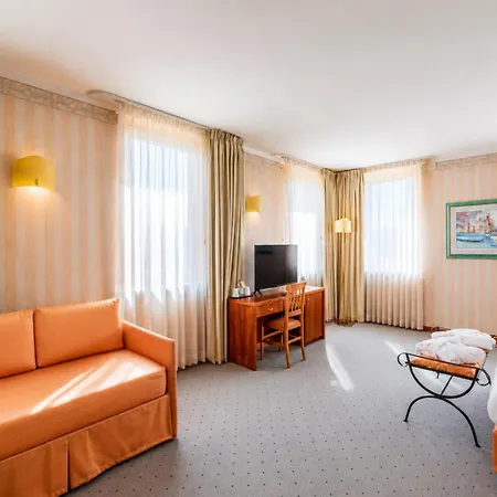 Hotel Phi Astoria