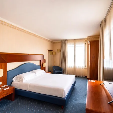 Phi Astoria Hotel 4*