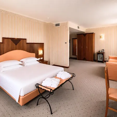 Phi Astoria 4*