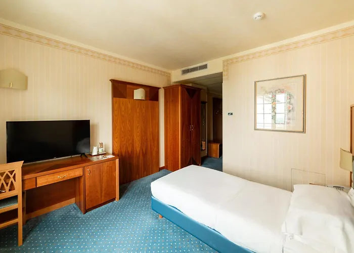 Hotel Phi Astoria 4*