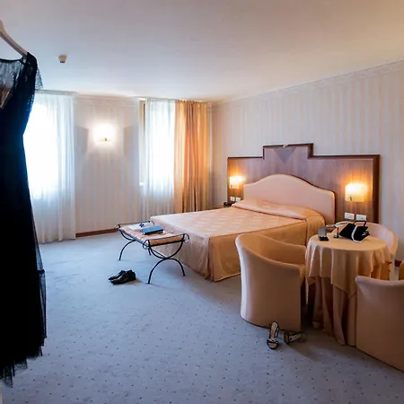 Hotel Phi Astoria 4*