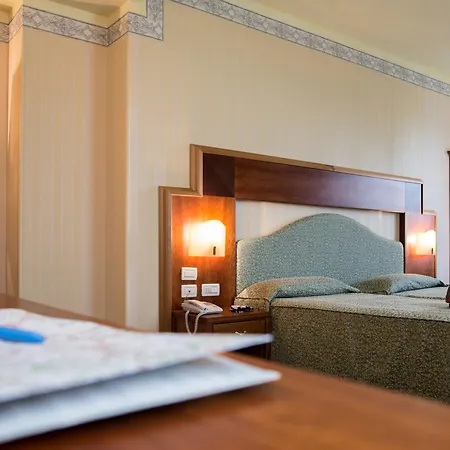Phi Astoria 4*