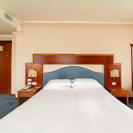 Phi Astoria 4*