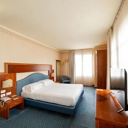Phi Astoria Hotell