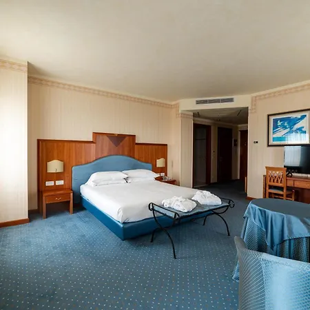 Phi Astoria 4*