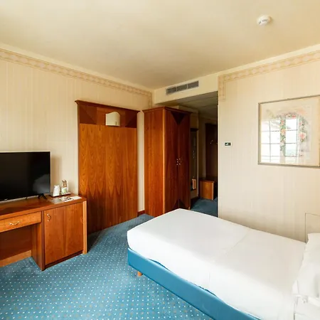 Hotel Phi Astoria 4*