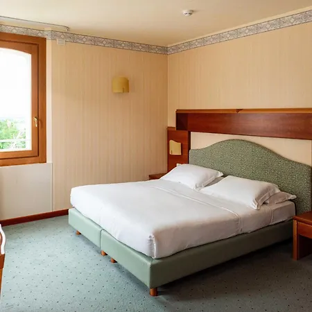 Phi Astoria Hotell