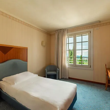 Phi Astoria 호텔 4*