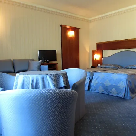 Phi Astoria Hotell 4*