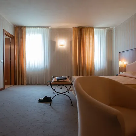 Phi Astoria 4*