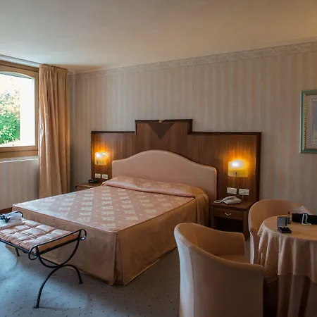 Phi Astoria 4*