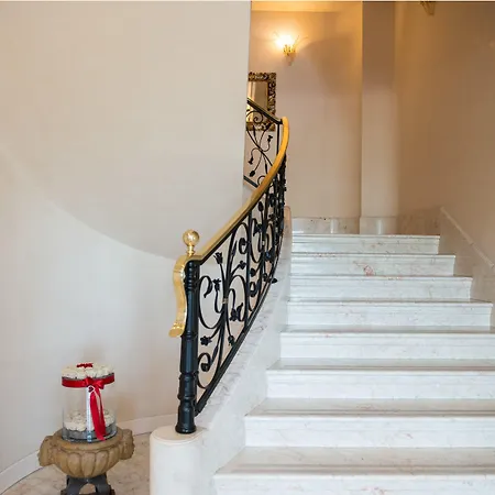 Phi Astoria 4*