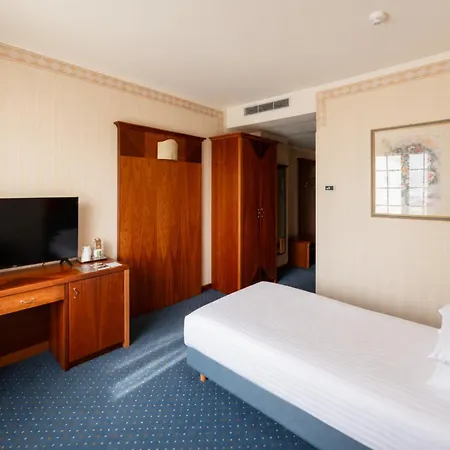 فندق Phi Astoria 4*
