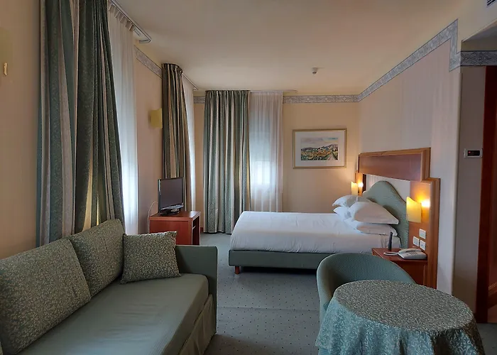 Phi Astoria 호텔 4*