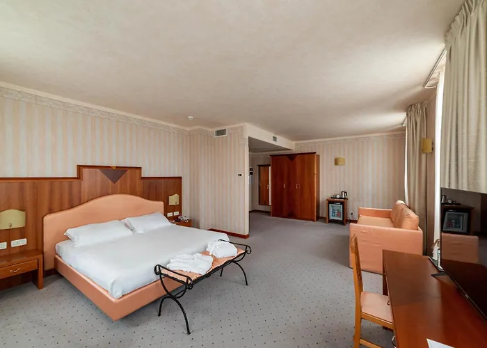 Phi Astoria 호텔 4*