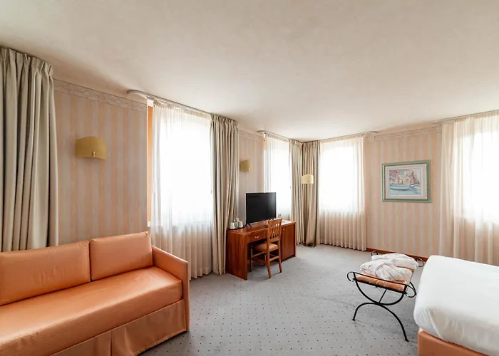 호텔 Phi Astoria 4*