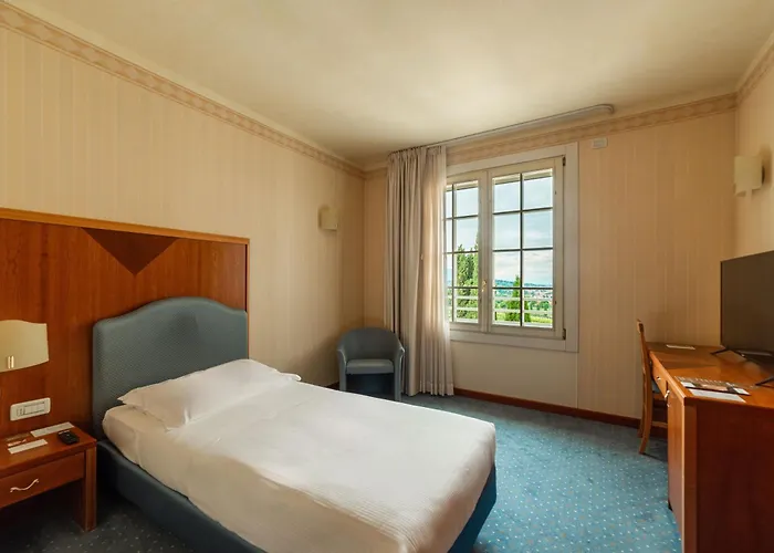 Phi Astoria 호텔 4*