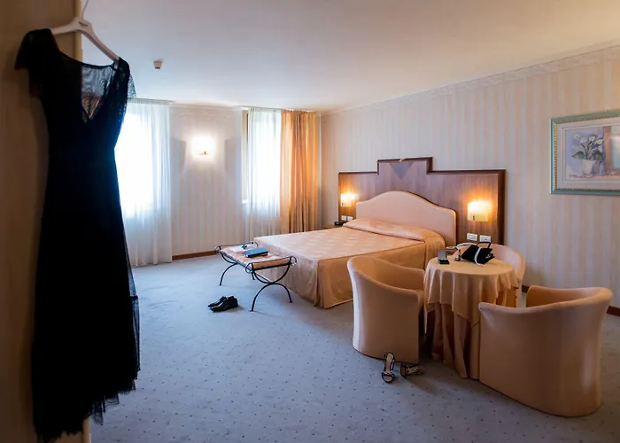 فندق Phi Astoria 4*