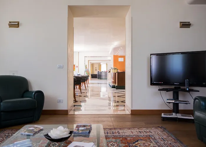 فندق Phi Astoria 4*