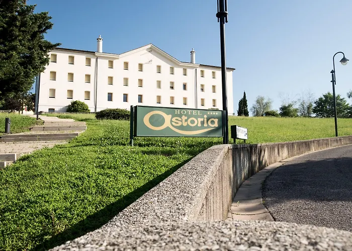 Phi Astoria 호텔 4*