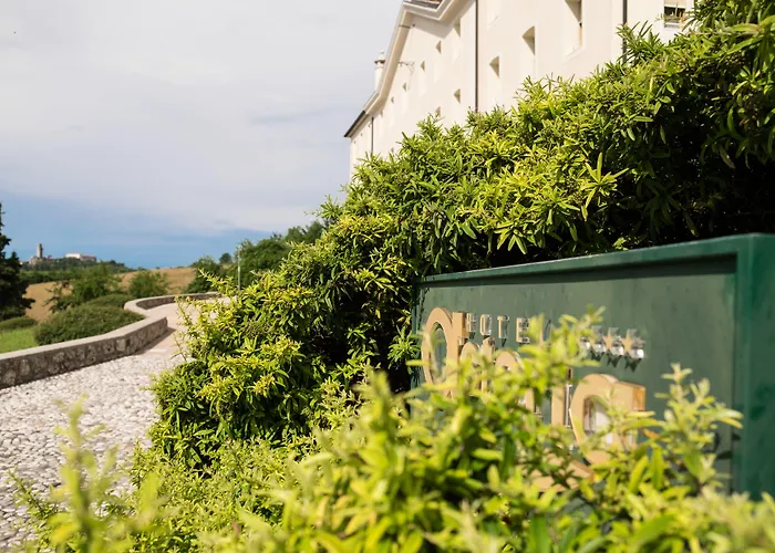 호텔 Phi Astoria 수세가나